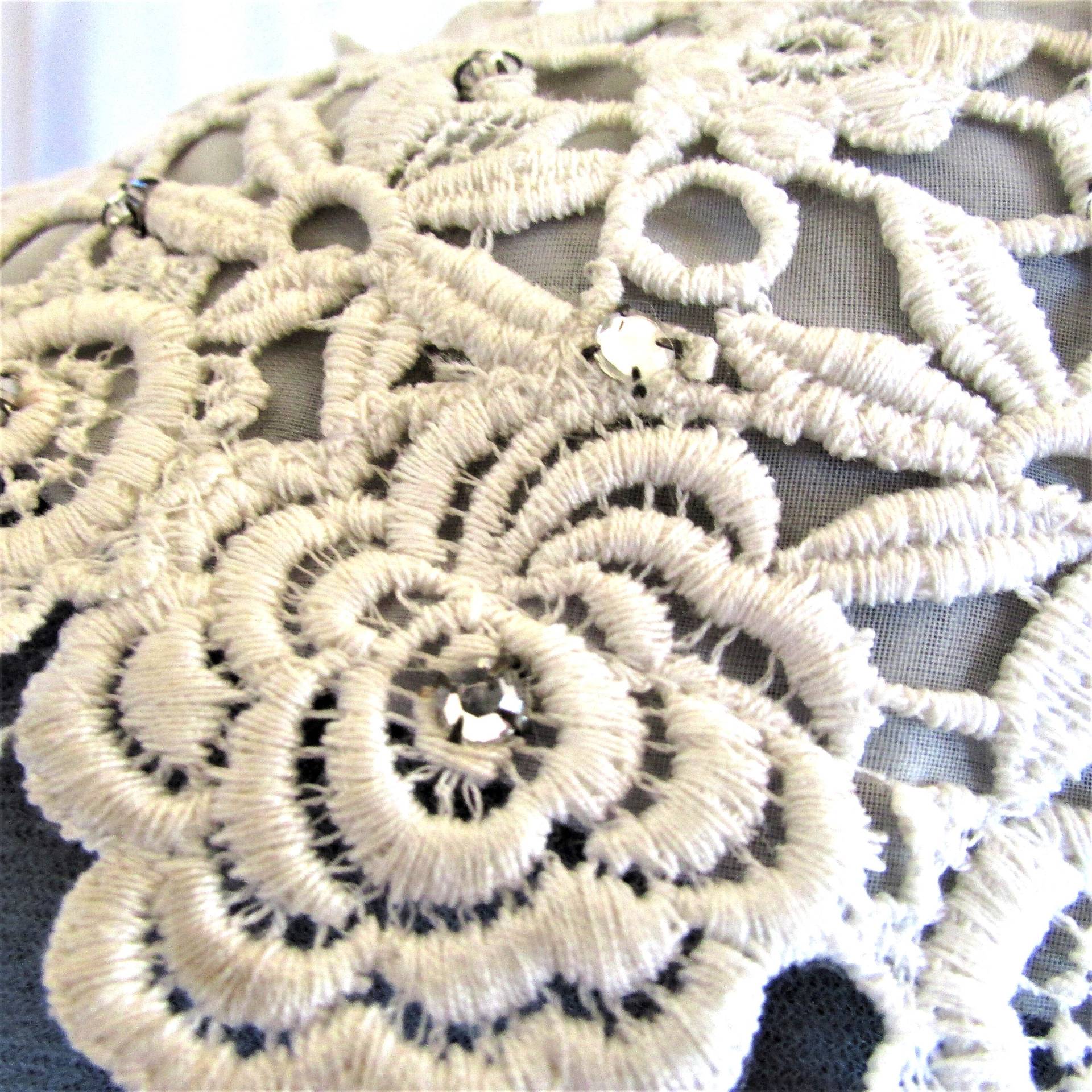 Vintage 1950 Kragen Aus Weißer Spitze Und Strasssteinen Auf Nylon Backing Upcycled Recycled Fashion Blättern Sie Nach Unten Für Details von CAOLEiheartvintage