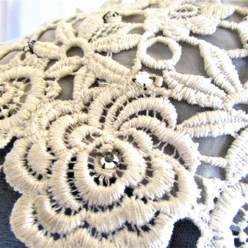 Vintage 1950 Kragen Aus Weißer Spitze Und Strasssteinen Auf Nylon Backing Upcycled Recycled Fashion Blättern Sie Nach Unten Für Details von CAOLEiheartvintage