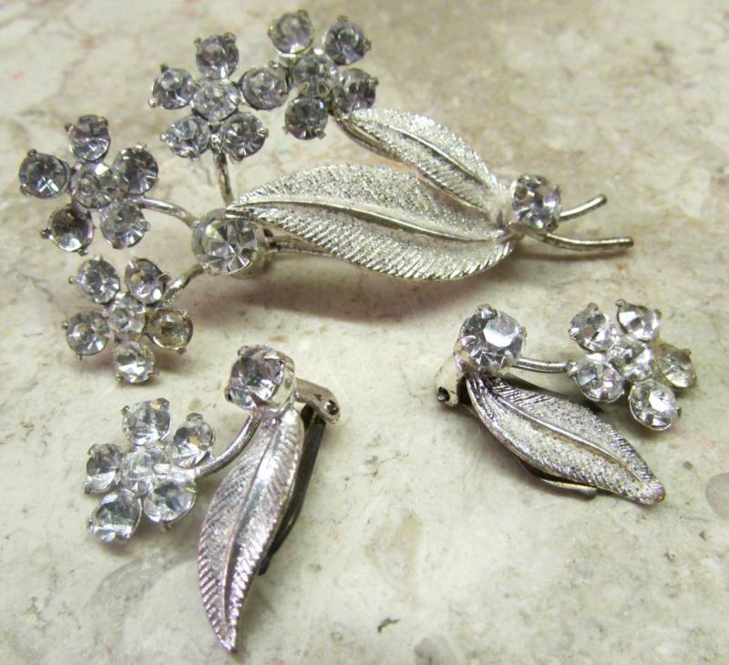 Vintage 1950 Schmuck Set in Silber Tone Strass Blume Pin Brosche & Ohrringe Demi Parure Made Austria Scrollen Sie Nach Unten Für Details von CAOLEiheartvintage