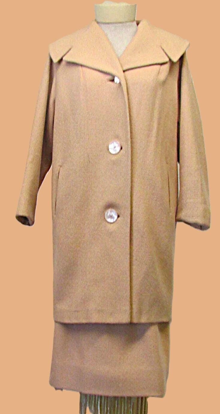 Vintage 1950Er Mantel & Rock Ensemble Peachy Beige Wollanzug Mit Bleistiftrock, Spaziergang Von Joseph Stein Für Details Nach Unten Rollen von CAOLEiheartvintage