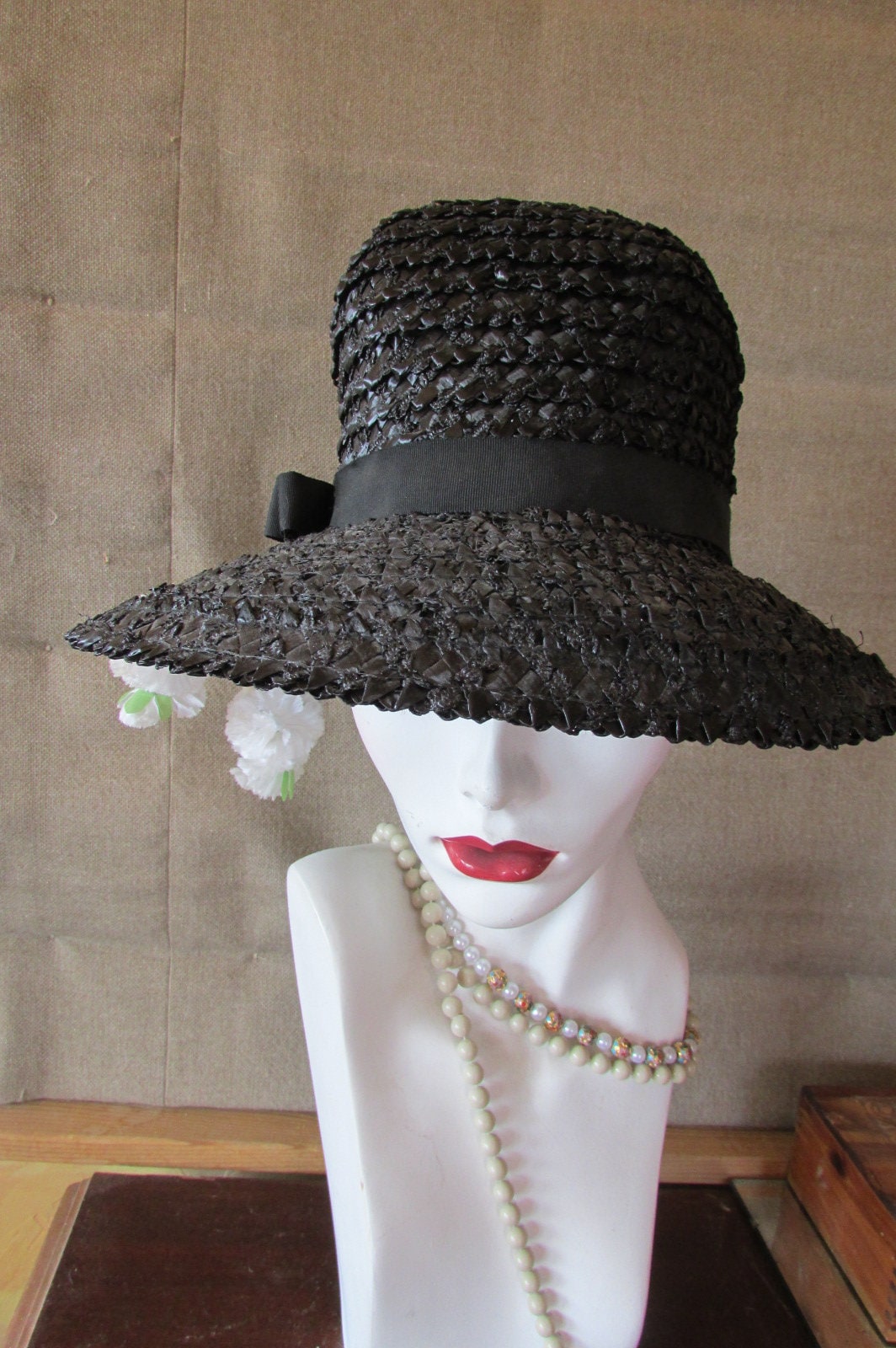 Vintage 1960Er Hut Schwarz Strohhut Breite Krempe W Weiße Blume Sonnenhut Kirchenhut Garten Party von CAOLEiheartvintage