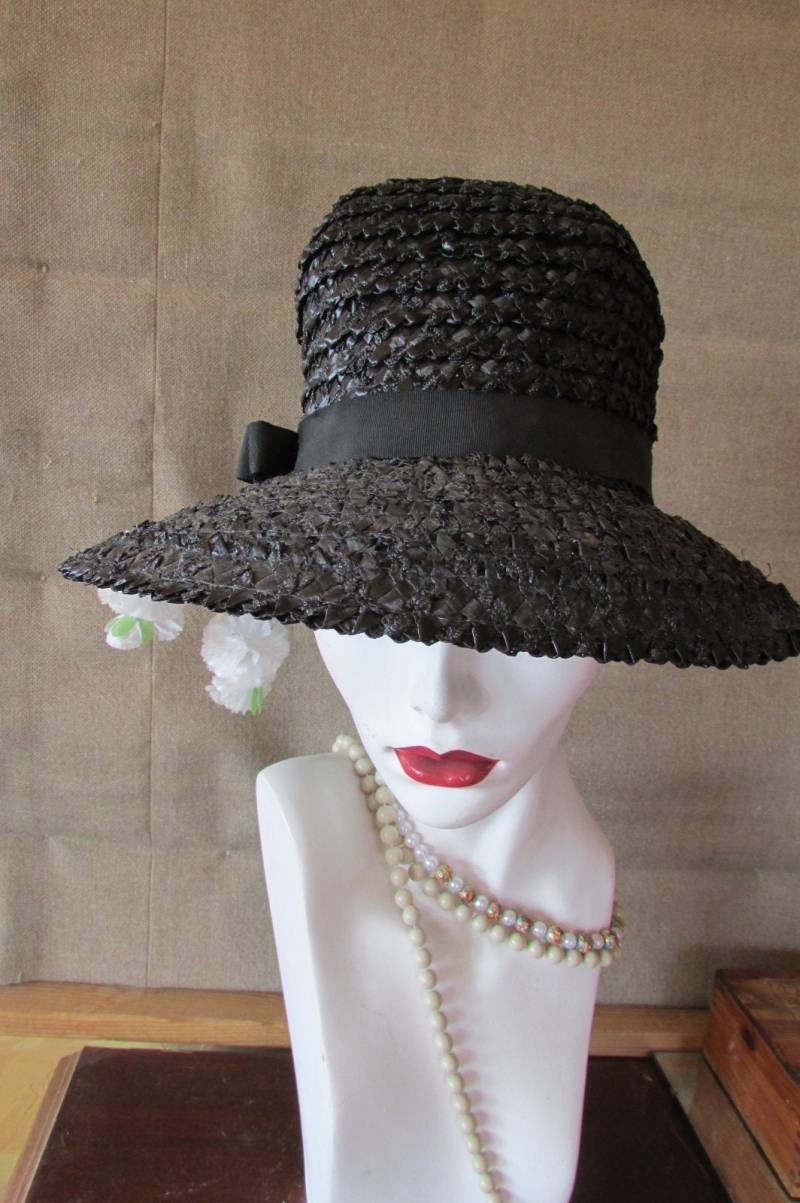 Vintage 1960Er Hut Schwarz Strohhut Breite Krempe W Weiße Blume Sonnenhut Kirchenhut Garten Party von CAOLEiheartvintage