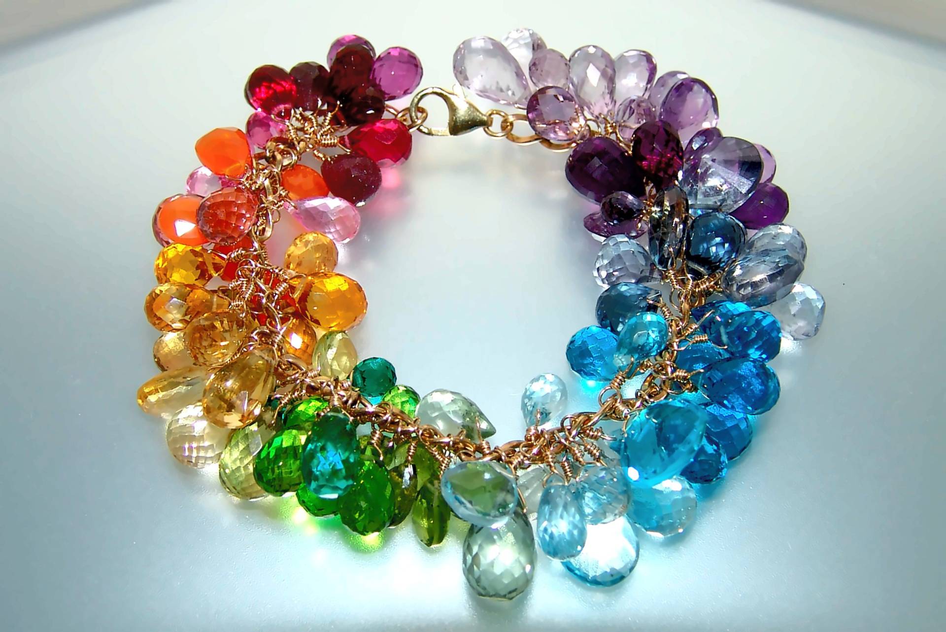 14K Gold Gefülltes Armband Regenbogen-Edelstein-Armband Briolette-Charm-Armband Cluster-Armband Auf Bestellung Gefertigt 14K Gold Gefülltes Armband Regenbogen-Edelstein-Armband Briolette-Charm-Armband Cluster-Armband Auf Bestellung Gefertigt von CAPGEMS2