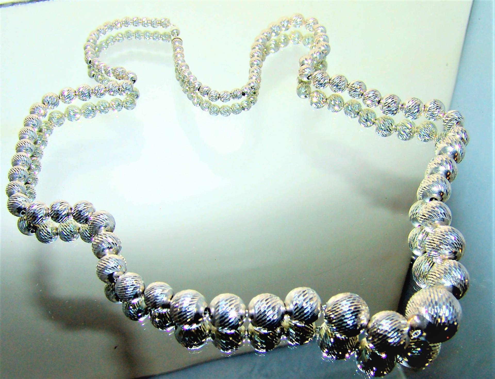 Super Sparkling Abgestufte Sterling Silber Laser Diamant Schliff Perlenkette 25 Zoll Super Sparkling Abgestufte Sterling Silber Laser Diamant Schliff Perlenkette 25 Zoll von CAPGEMS2
