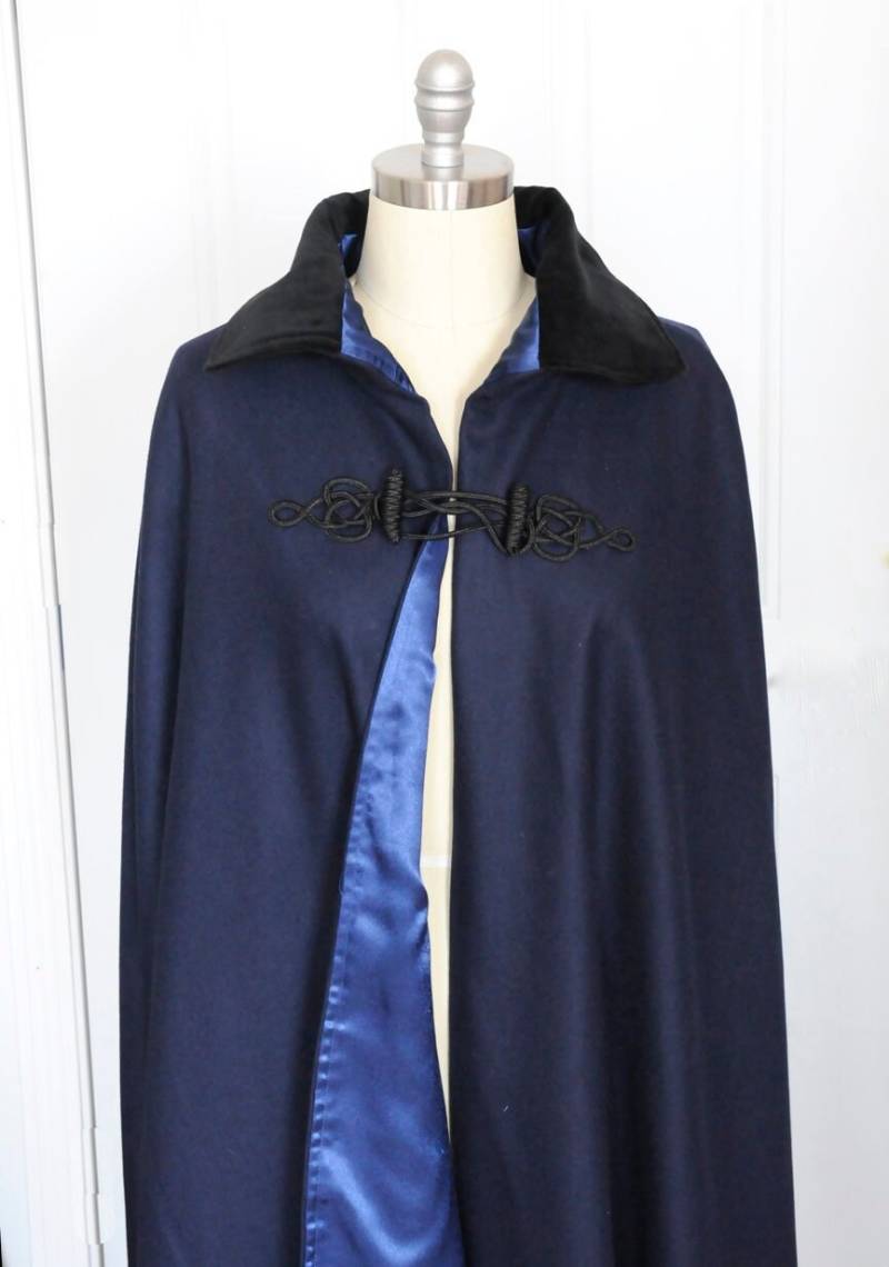 Blauer Woll-Boots-Umhang Naval Cape Mit Satin Gefüttert - Made By Order in New Hampshire von CARPATINA