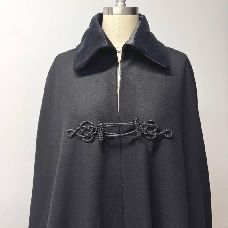 Fdr Bootsumhang in Marineschwarzer Wolle Militärumhang Mit Samtkragen Und Gefüttertem Satin Ihrer Farbwahl - Custom Made New Hampshire von CARPATINA