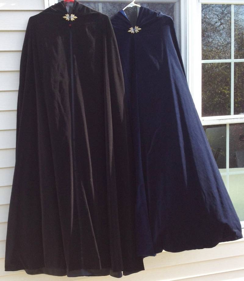 Schwarzer Oder Dunkelblauer Samt-Umhang Mit Kapuze Und Farblich Passendem Satin Gefüttert, Nach Bestellung Angefertigt von CARPATINA