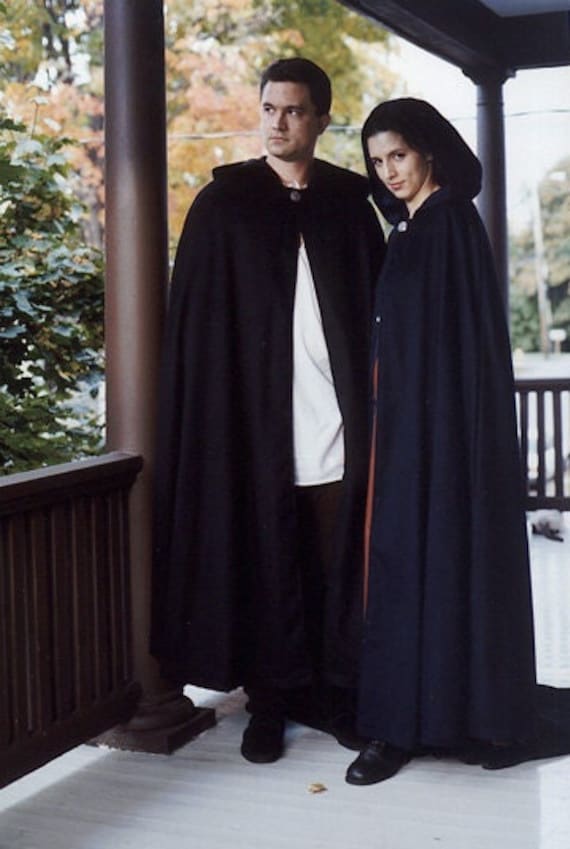 Schwarzer Wollumhang Mit Kapuze Aus Schwarzem Satin Gefüttert, Umhang Ist Nach Maß in Den Usa Angefertigt, Unisex Made By Order Jeder Größe von CARPATINA