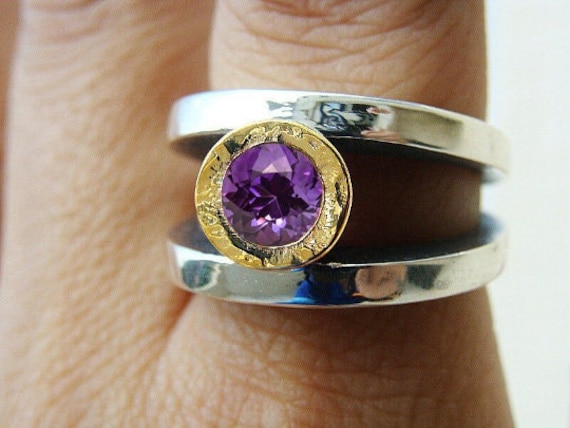 Amethyst Ring Sterling Silber Und 14K Gelb Gold Mixed Metals Für Frauen Oder Männer Solitär Gehämmerter Statement von CASUFjewellry