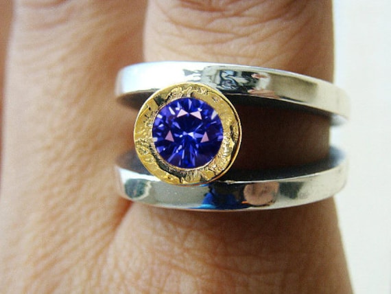 Blauer Saphir Ring Aus Sterling Silber Und 14K Gelbgold Mixed Metals Für Frauen Oder Männer Solitär Großer Statement von CASUFjewellry