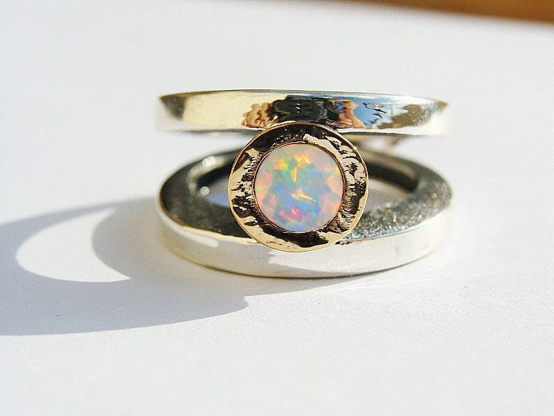 Regenbogen Opal Ring Sterling Silber Und 14K Solide Gehämmert Gelbgold Einstellung, Mixed Metals Ring, Statement Männer Oder Frauen von CASUFjewellry