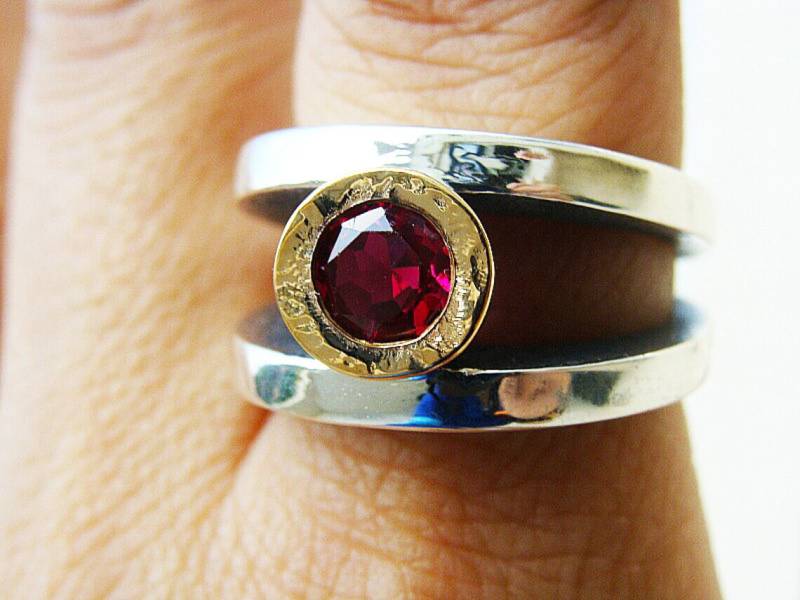 Sterling Silber Rubin Ring Und 14K Gelbgold Gehämmert Fassung, Statement Ring, Unikat Natürlicher Unisex von CASUFjewellry