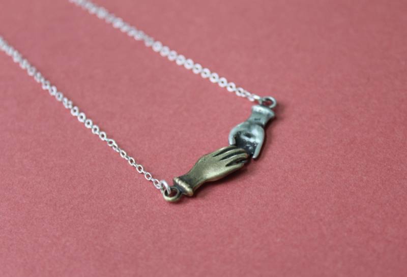 Deine Hand in Meiner Halskette Deine Hand in Meiner Halskette von CATBLACKJEWELRY