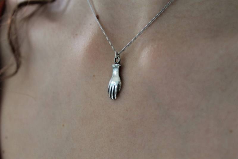 Manu Charm Anhänger von CATBLACKJEWELRY