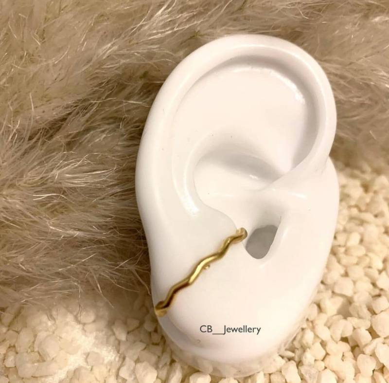 Lobe Cuff Huggie Hoop Ohrringe, Ohrstecker, Ohrklemme, Bow Ohr Manschette, Ohrstecker Gold, 14K Vergoldet, Cbjewelleryde von CBJewelleryDE