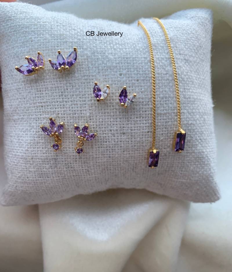Zierliche Ohrstecker, Ohrhänger, Ohrringe Hängend, Ohrringe, Ohrstecker Set Lila Gold, Mit Steinen 14K Vergoldet, Cbjewelleryde von CBJewelleryDE