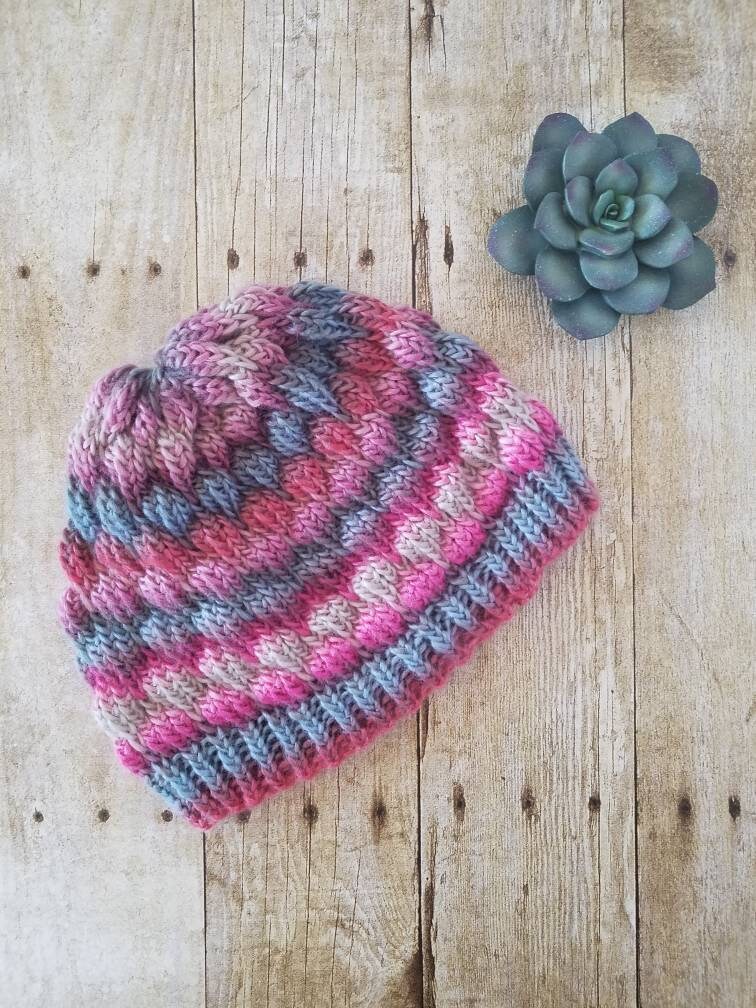 Gemütliche Gestrickte Bommelmütze in Bunt von CBKnitsNPurls