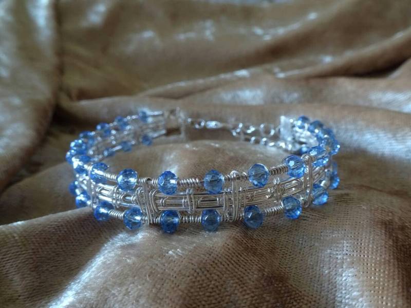 Draht Gewickelt Blau Kristall Glas Armband Versilbert Boho Schmuck von CBradfieldDesign