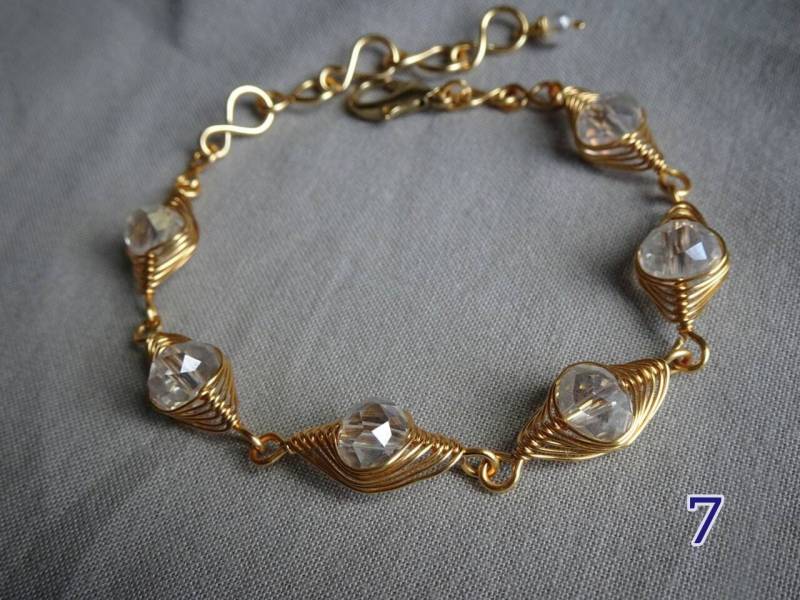 Draht Gewickelt Fischgrät Armband Mit Kristall Glasperlen von CBradfieldDesign