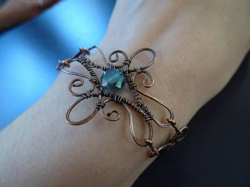 Handgefertigtes Floral Wire Wrapped Kupfer Armband Kristall Glas Perle Boho Schmuck von CBradfieldDesign