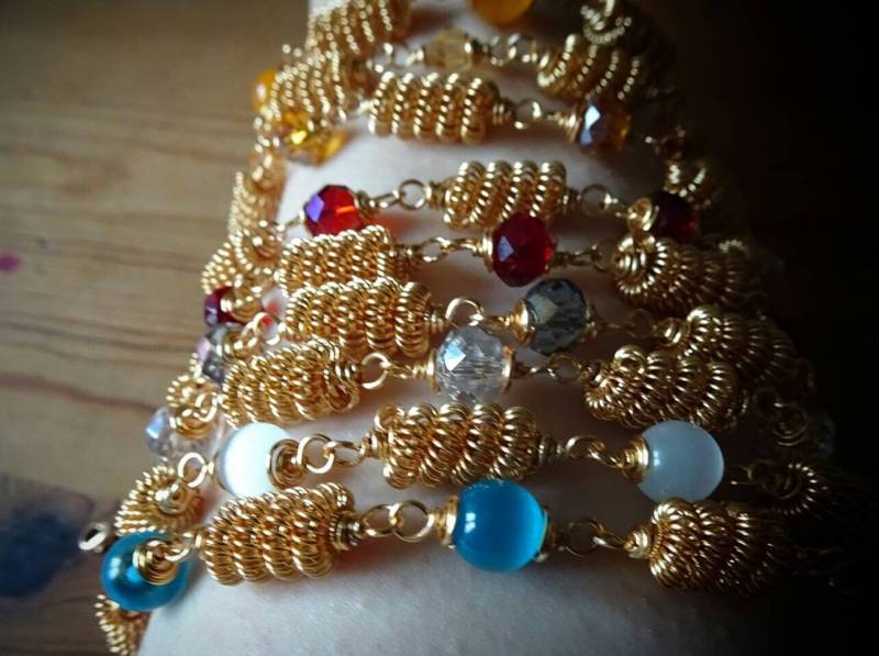 Handgefertigter, Goldener Gewickelter Armreif Kristallglasperlen, Draht von CBradfieldDesign