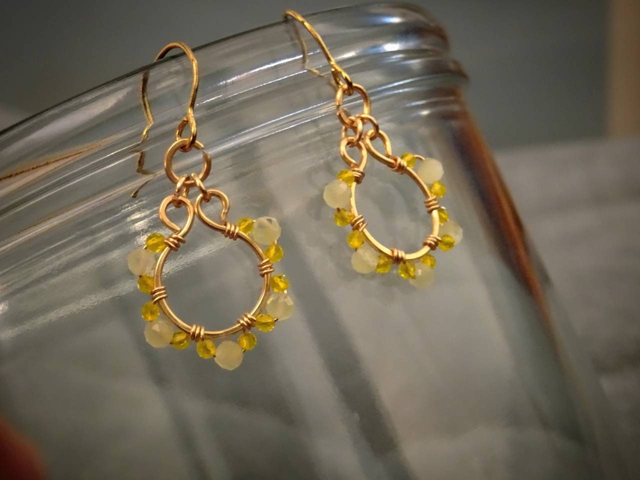 Goldene Draht Gewickelte Ohrringe Facettierte Glasperlen & Zirkon Perlen von CBradfieldDesign