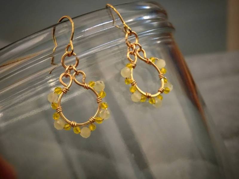 Goldene Draht Gewickelte Ohrringe Facettierte Glasperlen & Zirkon Perlen von CBradfieldDesign