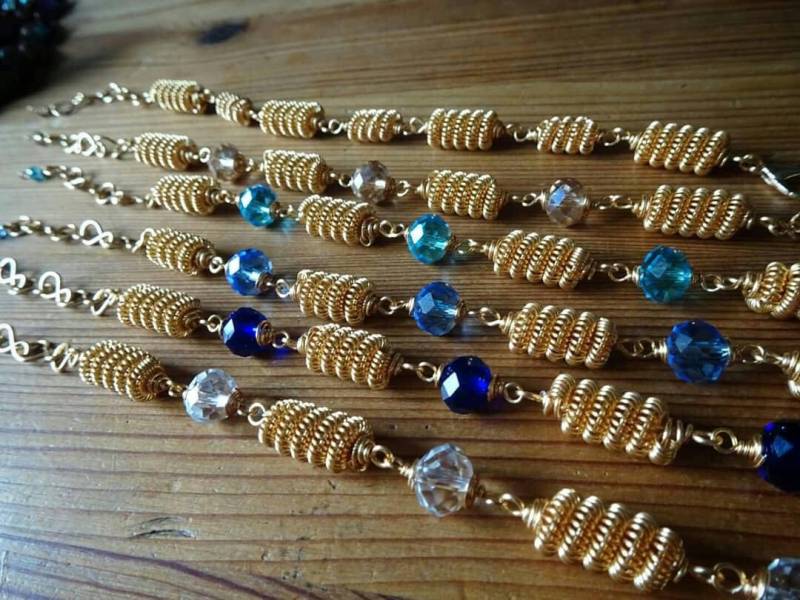 Handgefertigtes Golden Wire Wrapped Armband Coiled Beads & Kristall Rondelle von CBradfieldDesign