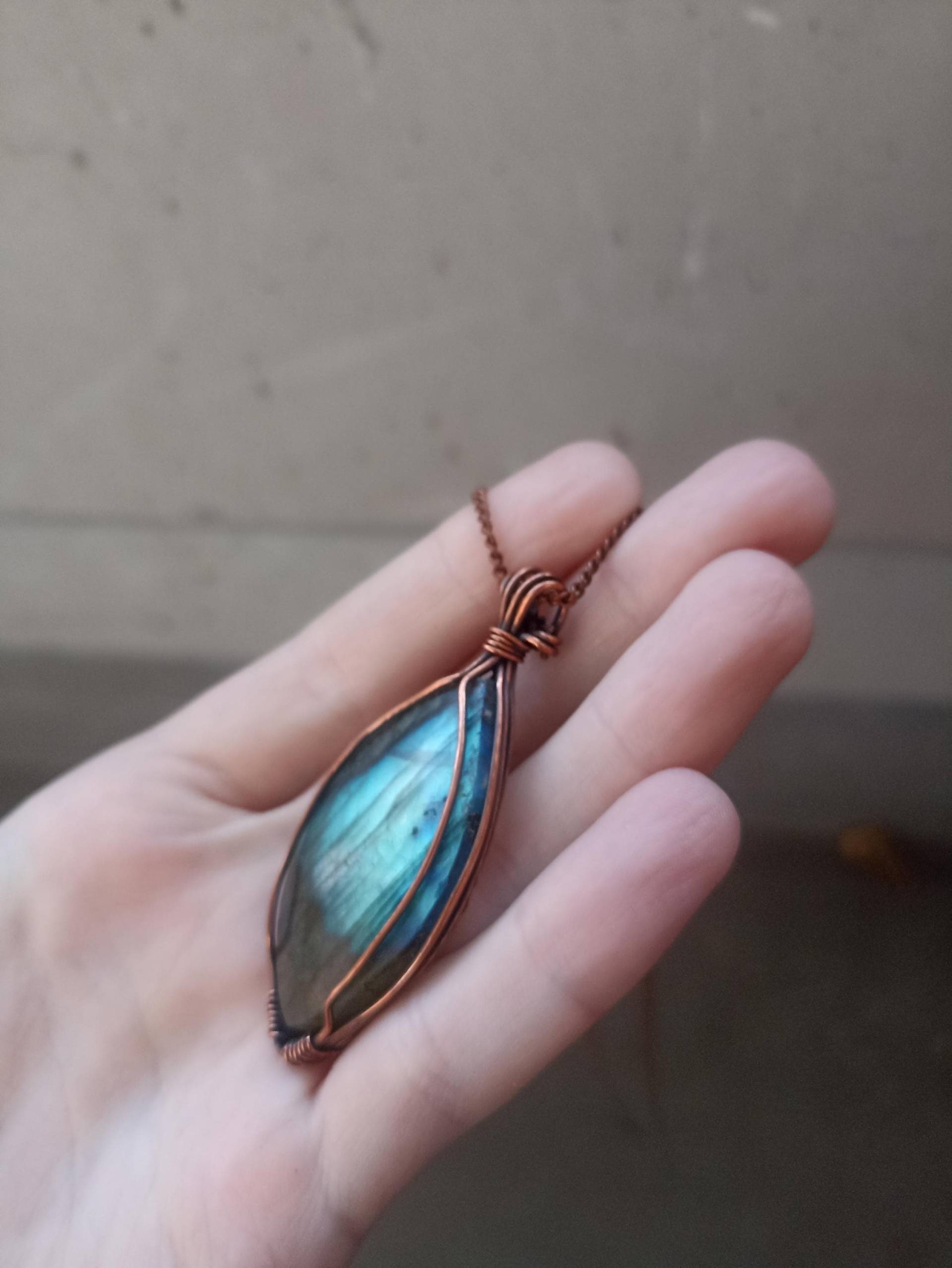 Handgefertigte Kupferanhänger Mit Großem Labradorite Stein von CBradfieldDesign