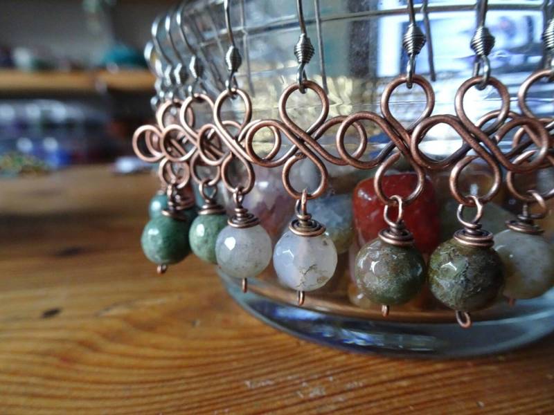 Handgefertigte Rustikale Kupfer-Kleeblatt-Ohrringe Achat-Edelsteinperlen, Edelstahl-Ohrhaken von CBradfieldDesign