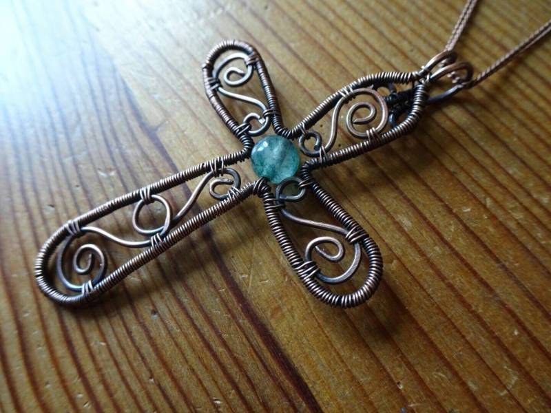 Handgefertigte Rustikale Kupfer Kreuz Anhänger Grüner Moosachat Edelstein, Boho Halskette von CBradfieldDesign