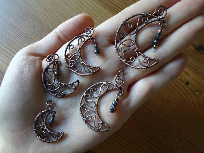 Rustikaler Mond Anhänger Antiker Kupferdraht Gewickelt, Filigran Mit Edelstein von CBradfieldDesign