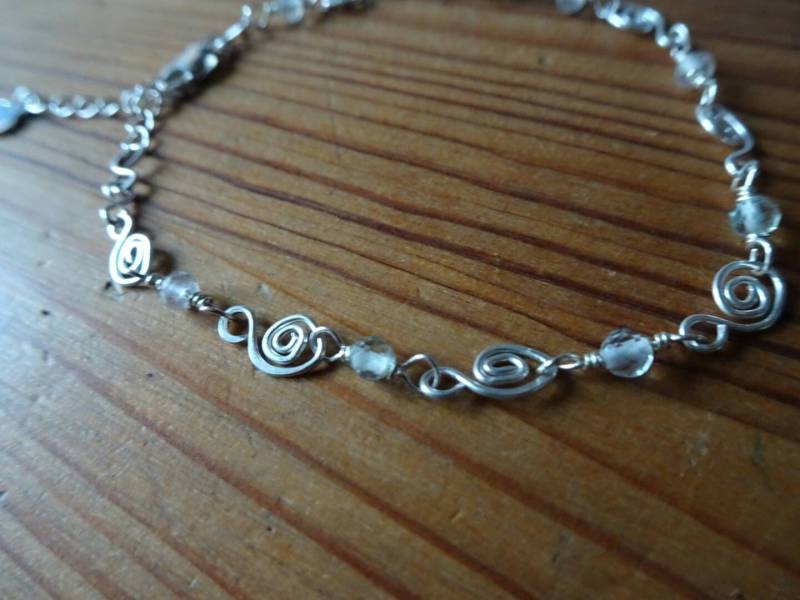 Handgefertigtes Sterling Silber Fluorit Armband Draht Gewickelt Edelstein Perlen, Spiral Design von CBradfieldDesign
