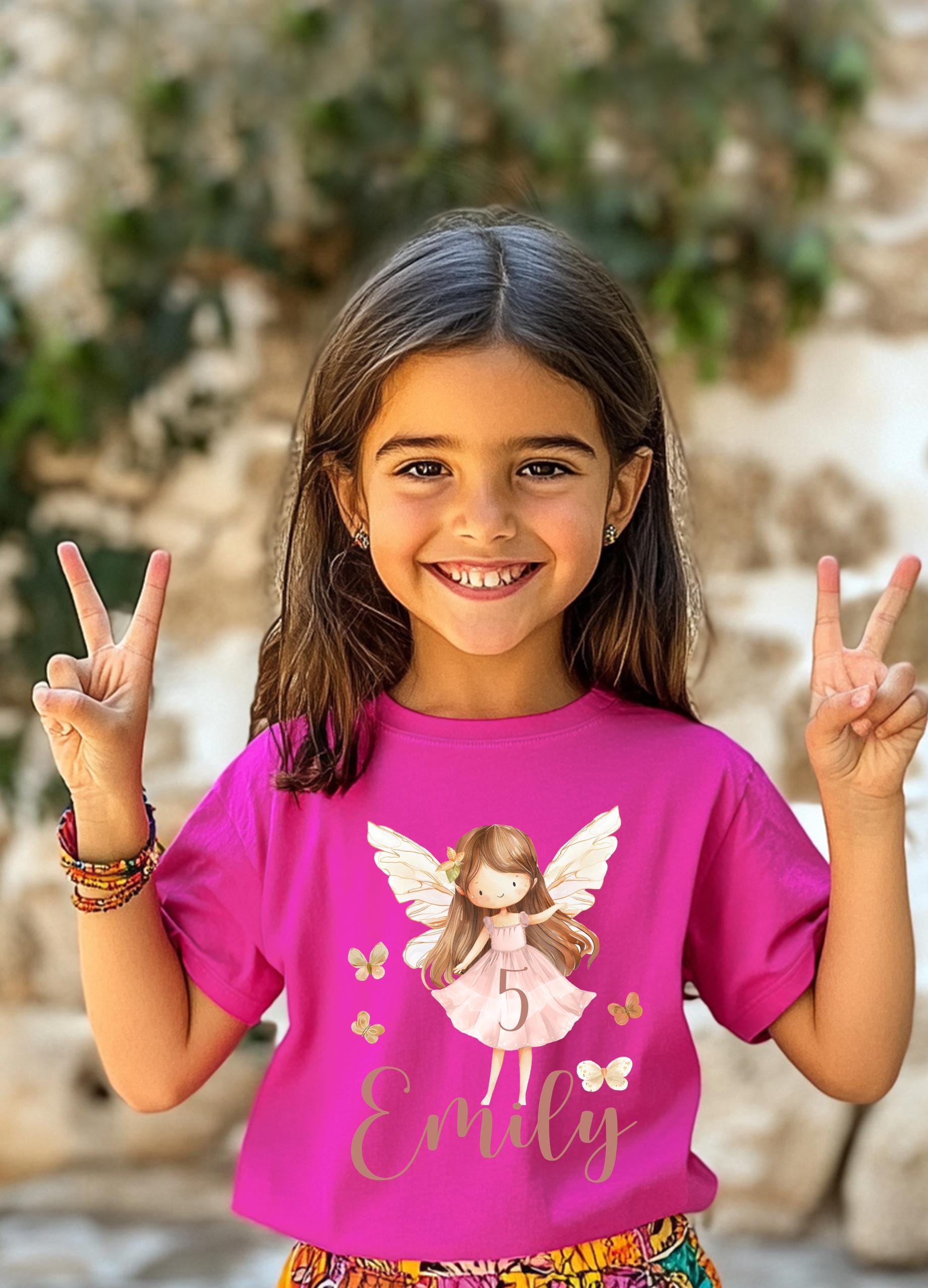 Personalisiertes Kinder T-Shirt, Kindershirt Kleine Fee Mit Name Und Zahl, Verschiedene Farben, Mädchenshirt, Geburtstagsshirt, Pa12 Personalisiertes Kinder T-Shirt, Kindershirt Kleine Fee Mit Name Und Zahl, Verschiedene Farben, Mädchenshirt, Geburtstagsshirt, Pa12 von CCEDesign