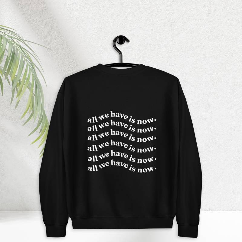 All We Have Is Now' Wavy Text Black Sweatshirt - Cozy Inspirational Pullover Sweater von CCGreyDesign