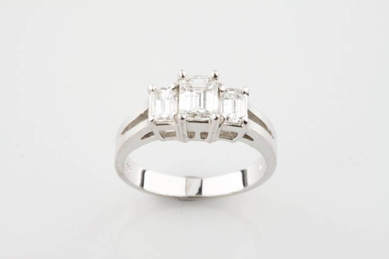 1.17 Karat Smaragdschliff Diamant 18K Weißgold Drei-stein Verlobungsring Gr. 5.5 von CCJStore