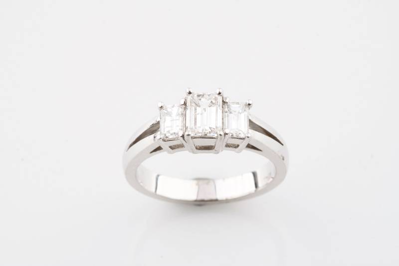 1.36 Karat Smaragdschliff 3-stein Diamant 18K Weißgold Verlobungsring Gr. 6.5 von CCJStore