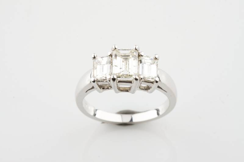 1.77 Karat Smaragdschliff Diamant 3-stein 14K Weißgold Verlobungsring Größe 6 von CCJStore