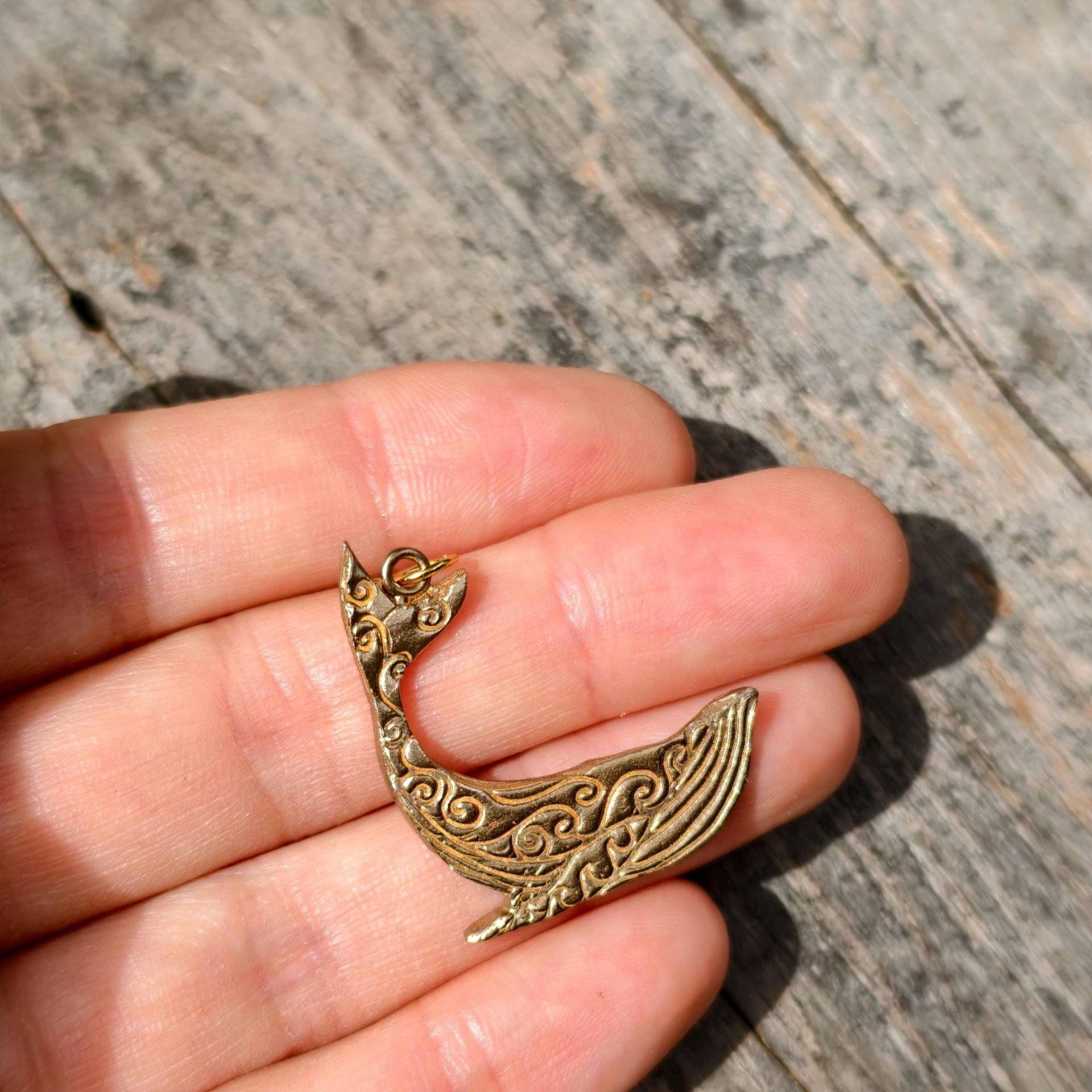 Kette Mit Wal-Anhänger, Wellenmuster, Bronze Gold Schmuck von CCharmedCCreations