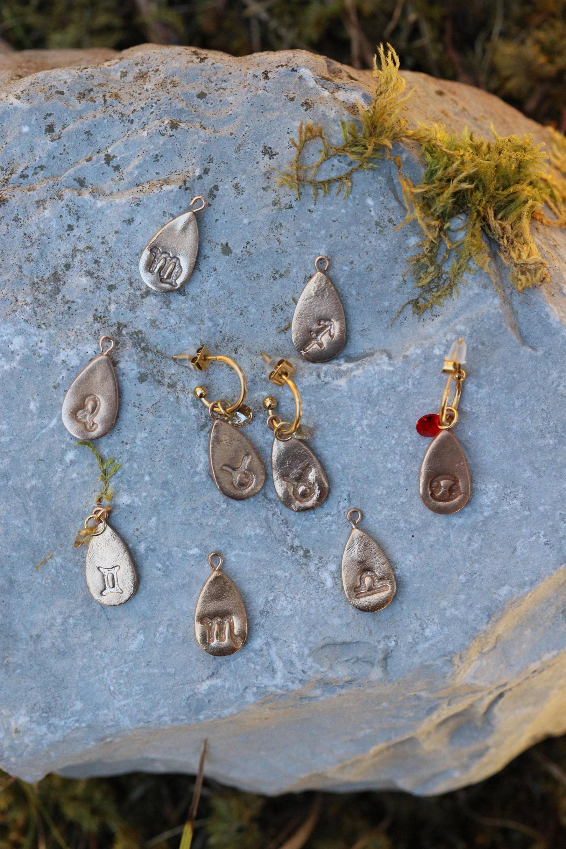 Krebs Sternzeichen Ohrringe in Antikem Gold von CCharmedCCreations