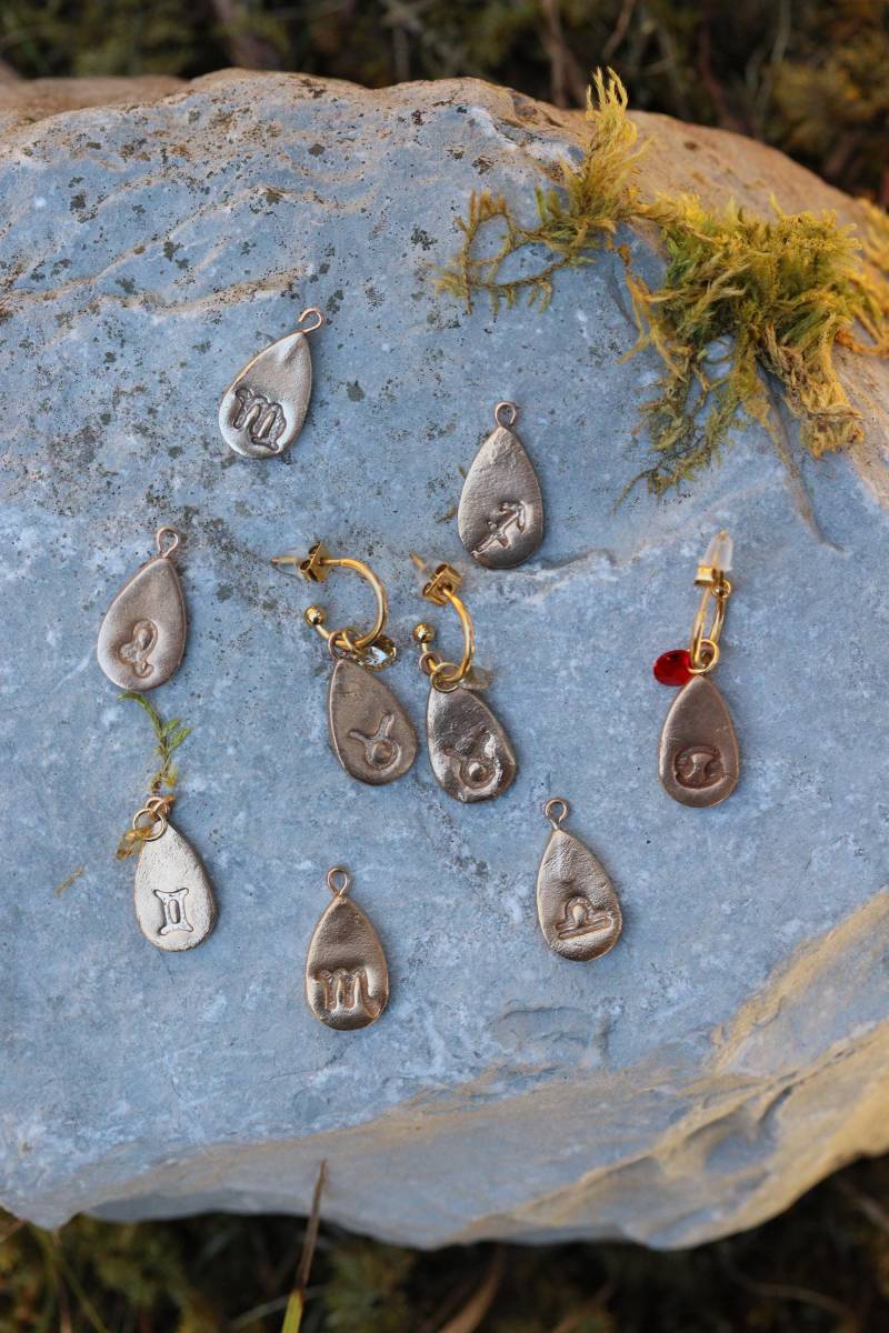 Krebs Sternzeichen Ohrringe in Antikem Gold von CCharmedCCreations