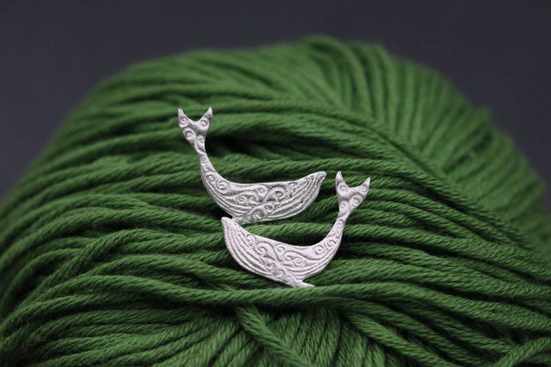 Silber-Ohrring in Walform Mit Wellenmuster - Handgefertigter Meeresschmuck von CCharmedCCreations