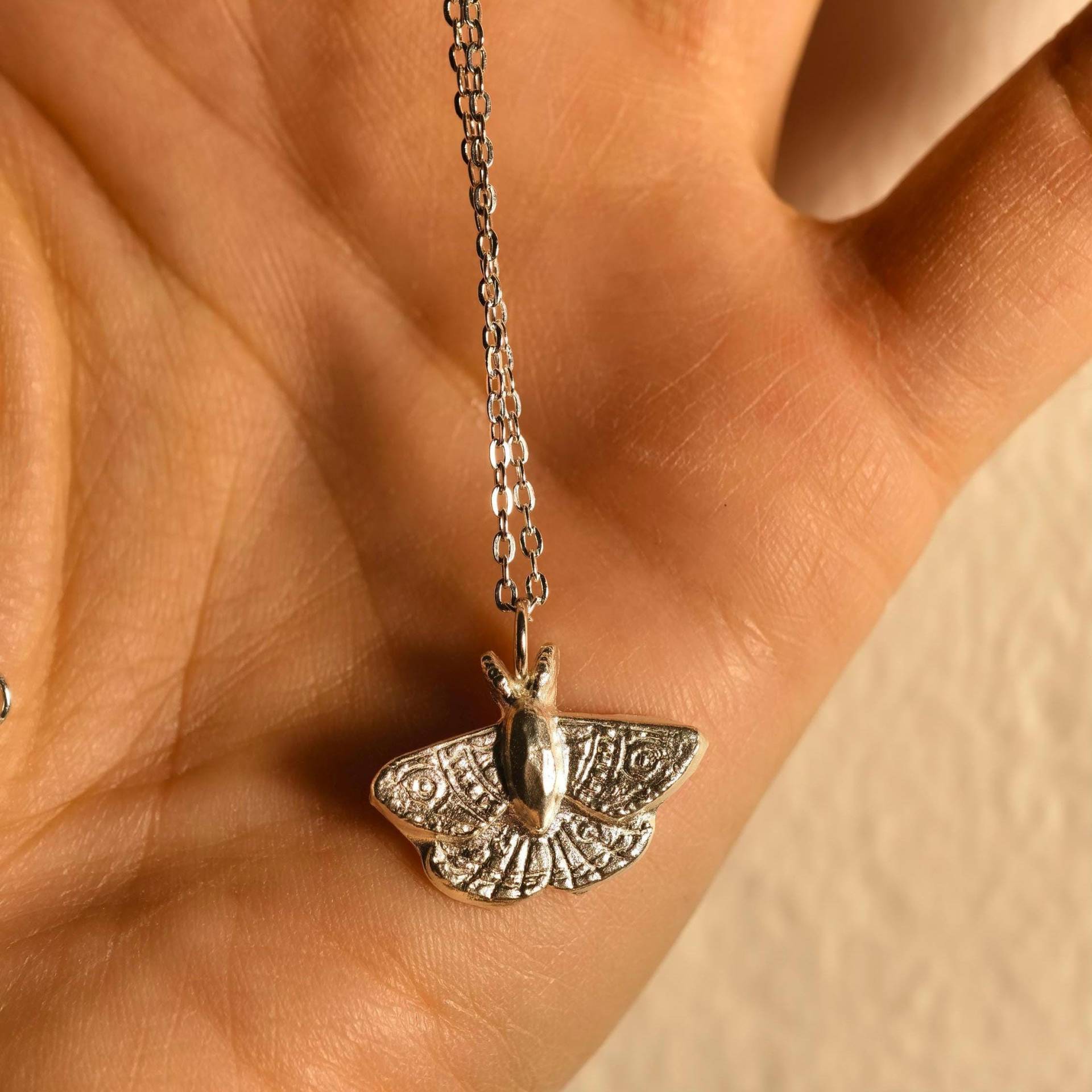 Silberkette Nachtfalter, Nachtfalter Schmuck, Silber Charms, Mit Kleinem Anhänger von CCharmedCCreations