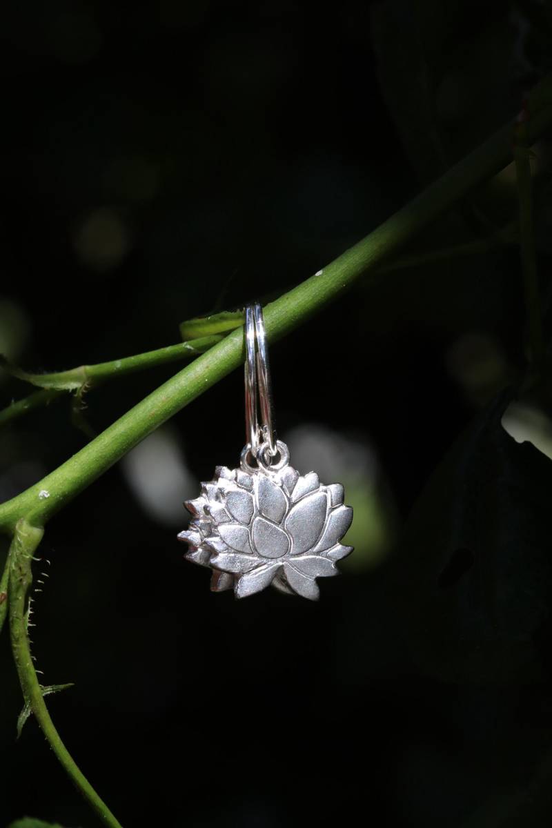 Silberne Lotus Blumen, Handgefertigte Ohrringe Aus Silber, Blumen Schmuck von CCharmedCCreations