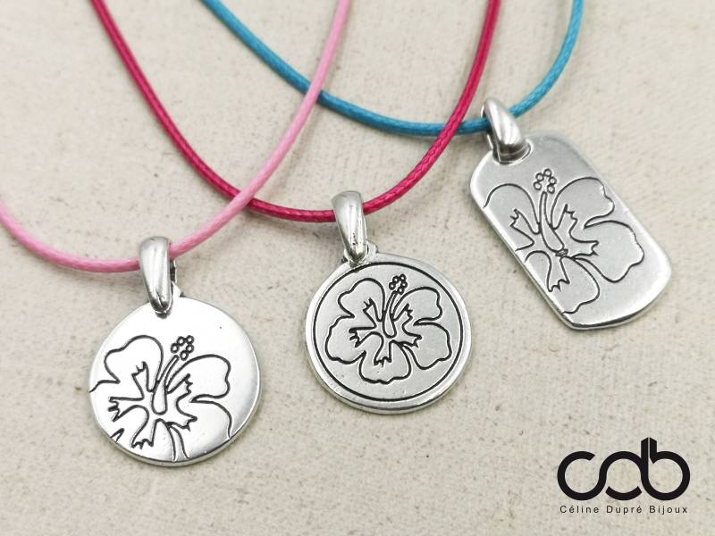 Halskette „Hibiskus" Ø20mm, Zinnoberfläche 925Er Silber - Baumwollkordel in Der Farbe Ihrer Wahl von CDBFRANCE