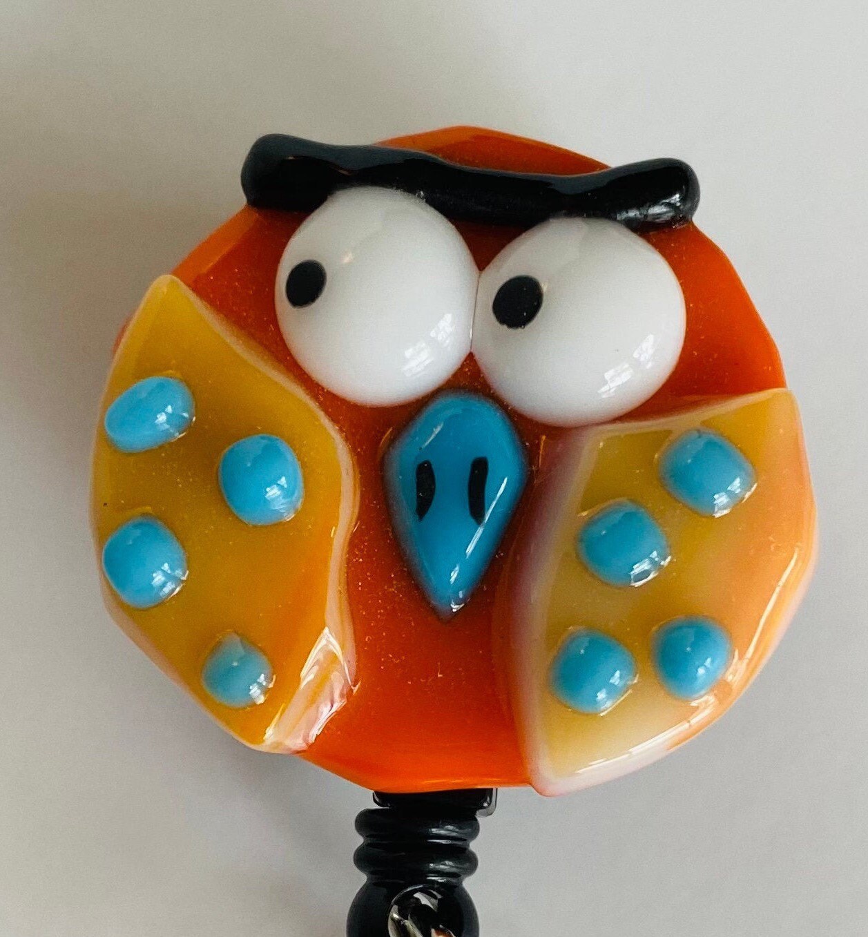 Eule in Orange Ausziehbarer Abzeichenhalter Aus Verschmolzenes Glas Eule in Orange Ausziehbarer Abzeichenhalter Aus Verschmolzenes Glas von CDChilds