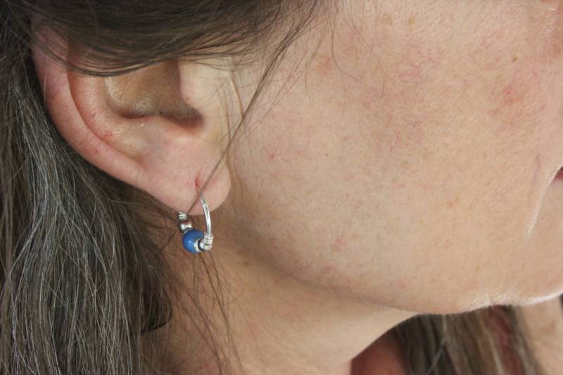 Silberne Creole Für Damen Kleiner Ohrring Blaue Keramikperle Zarte Herren Perlenkeramik Feine Unisex von CDbijoux