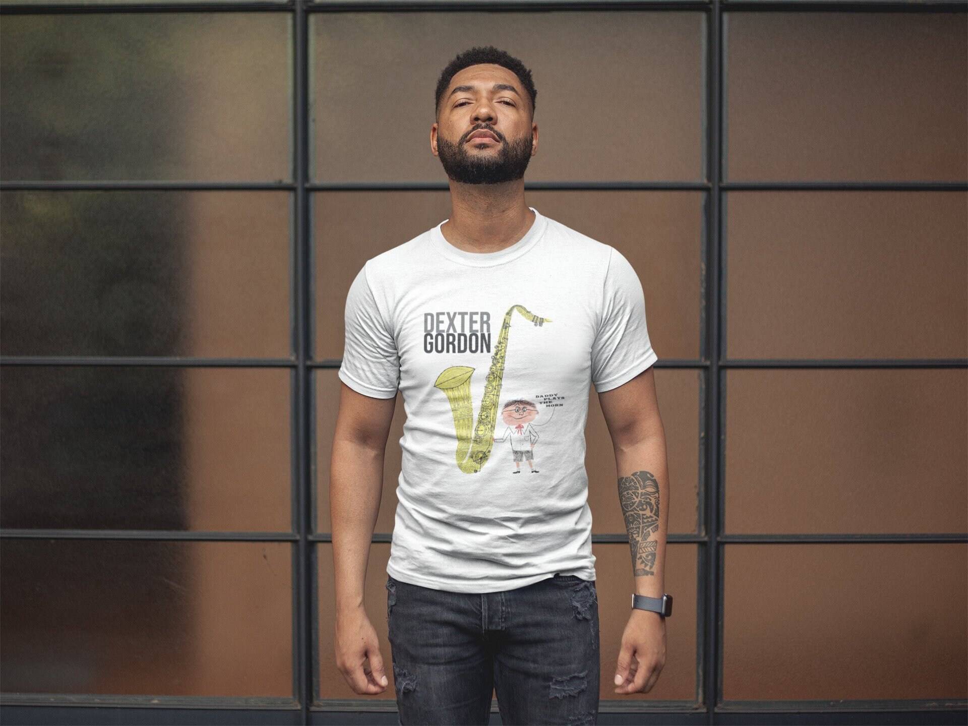 Dexter Gorson T-Shirt Daddy Spielt Das Horn Vintage Unisex Jazz Musik Band Saxophon Retro Miles Davide John Coltrane Dexter Gorson T-Shirt Daddy Spielt Das Horn Vintage Unisex Jazz Musik Band Saxophon Retro Miles Davide John Coltrane von CDockTees