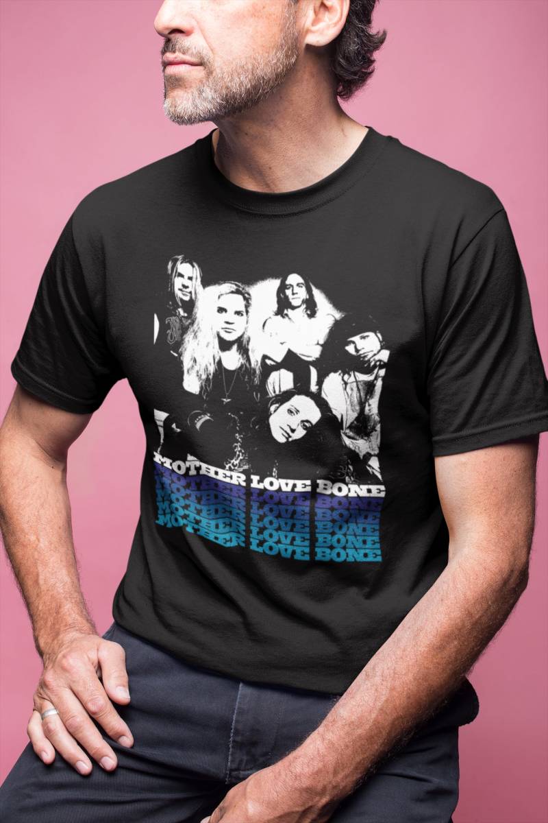 Mutter Liebe Knochen Unisex T Shirt, Setaple Glam Rock, Grunge, Soundgarden, Nirvana Blaue Buchstaben, 80Er Jahre, 90Er Jahre Mutter Liebe Knochen Unisex T Shirt, Setaple Glam Rock, Grunge, Soundgarden, Nirvana Blaue Buchstaben, 80Er Jahre, 90Er Jahre von CDockTees