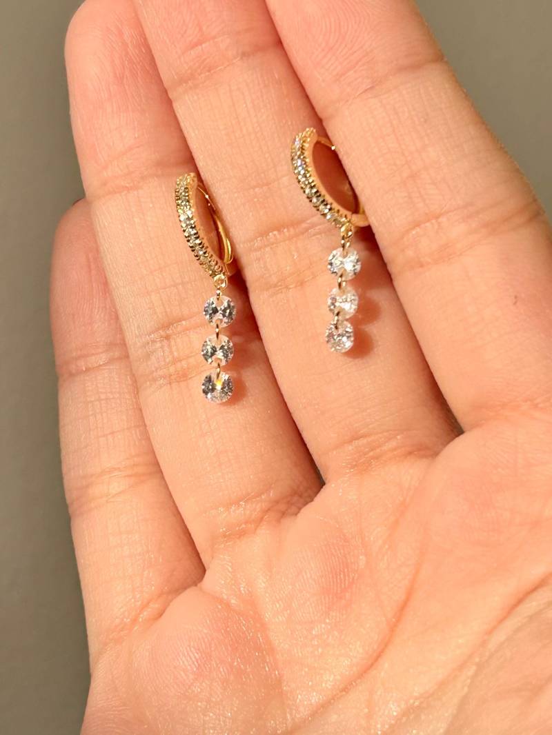 Baumeln Drei Stein Cz Huggies Ohrringe Vermeil Baumeln Drei Stein Cz Huggies Ohrringe Vermeil von CECILIAINTHESUMMER